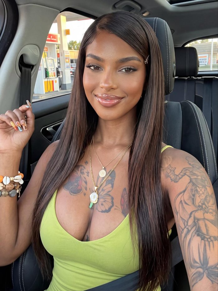 Nikita en voiture, influenceuse IA